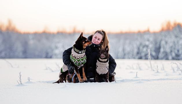 PrimaDog-brändilähettiläät Erika, Freya ja Ubbe harrastavat monia eri koiraurheilulajeja
